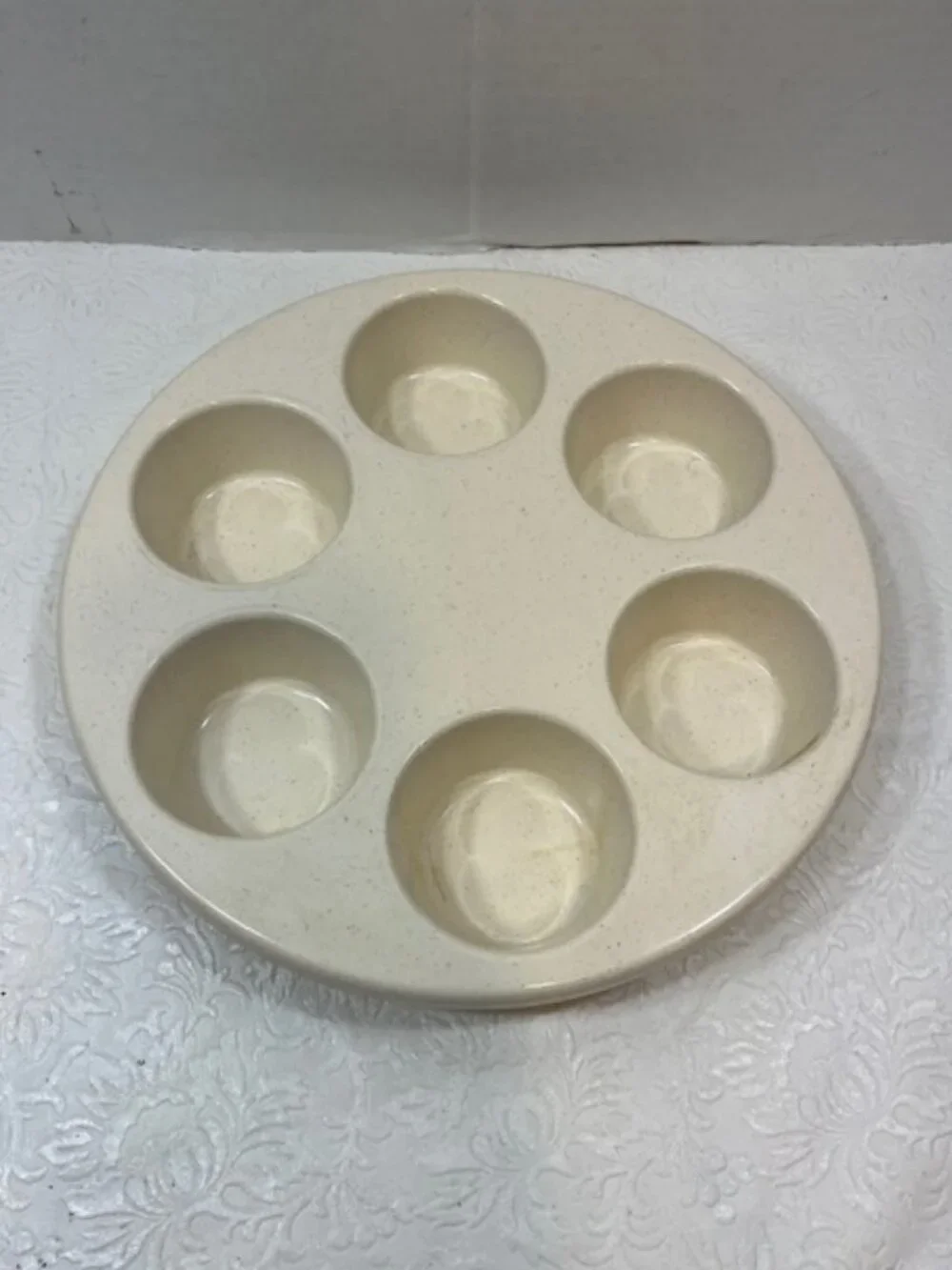 VTG Anchor Hocking Microware 6-Cupcake Muffin Baking Pan 9-inch Plastic Cream